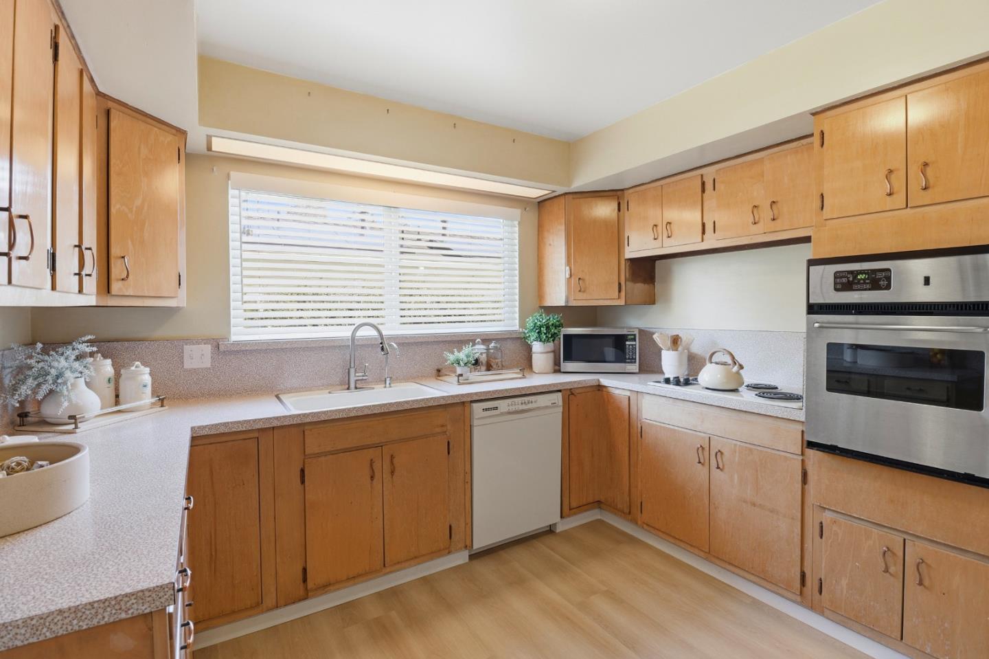 Detail Gallery Image 16 of 36 For 1001 Maywood Dr, Belmont,  CA 94002 - 2 Beds | 2 Baths