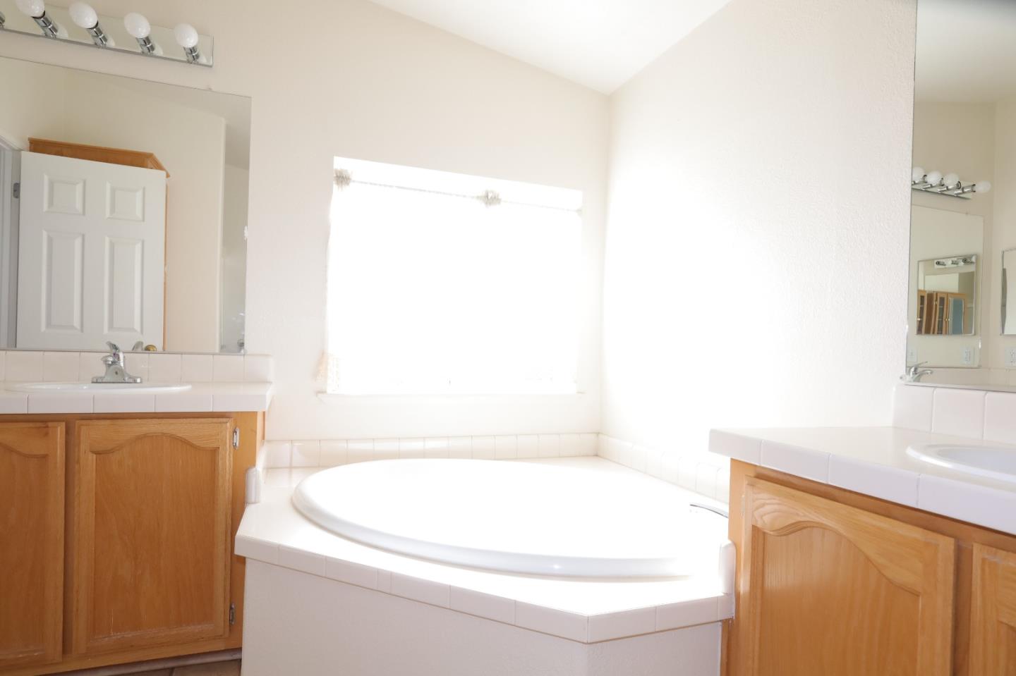 Detail Gallery Image 6 of 51 For 1085 Tasman Dr #225,  Sunnyvale,  CA 94089 - 3 Beds | 2 Baths