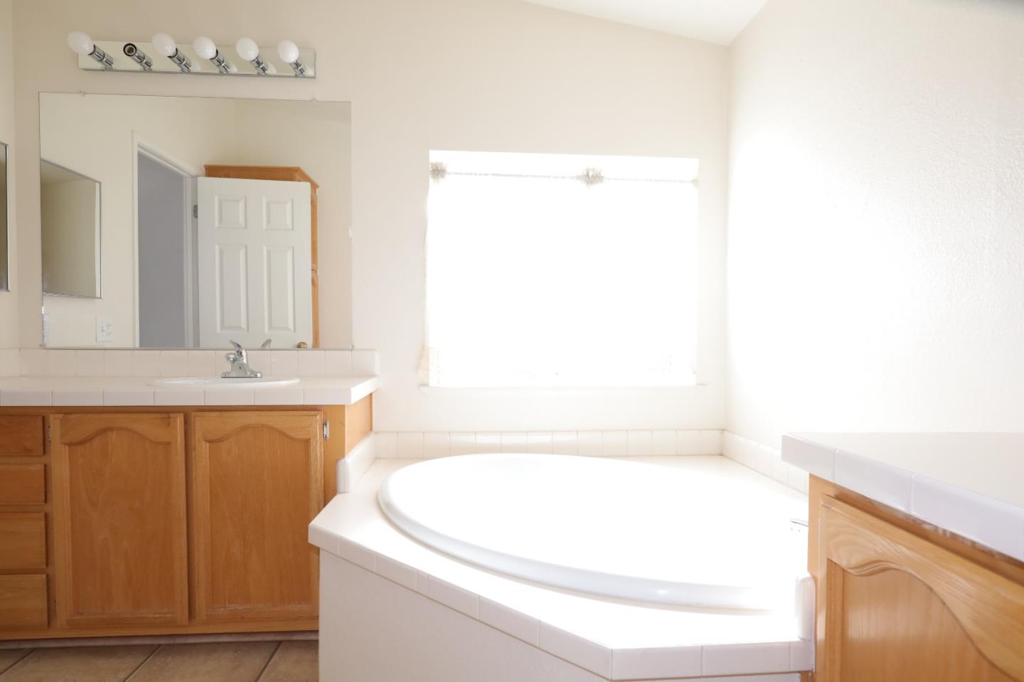 Detail Gallery Image 7 of 51 For 1085 Tasman Dr #225,  Sunnyvale,  CA 94089 - 3 Beds | 2 Baths