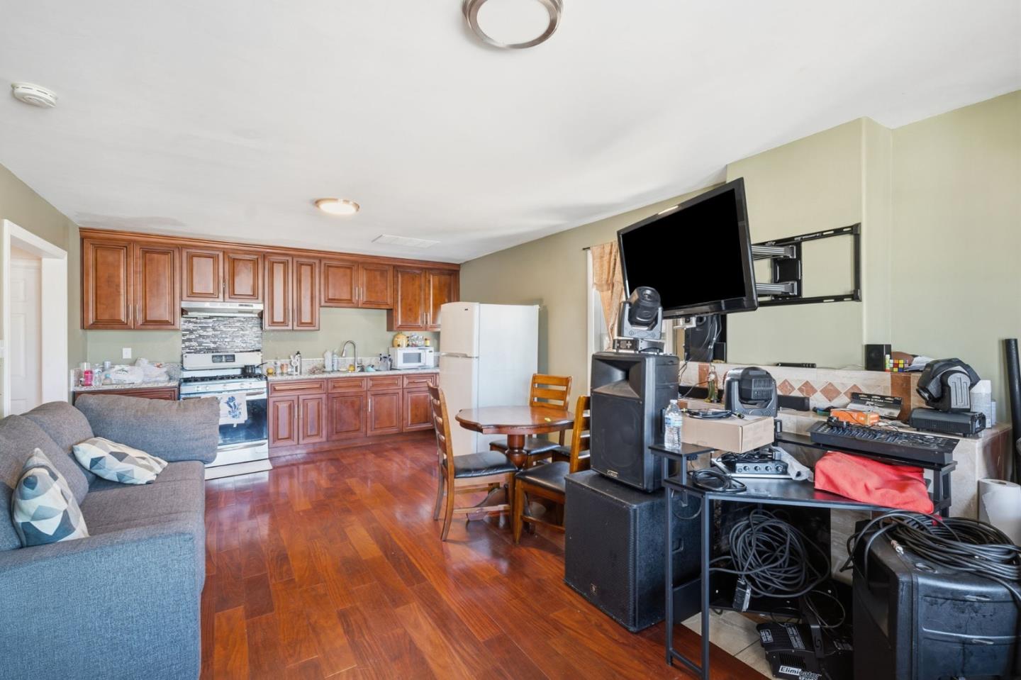 Detail Gallery Image 11 of 42 For 36 Pine St, Salinas,  CA 93901 - 5 Beds | 4 Baths