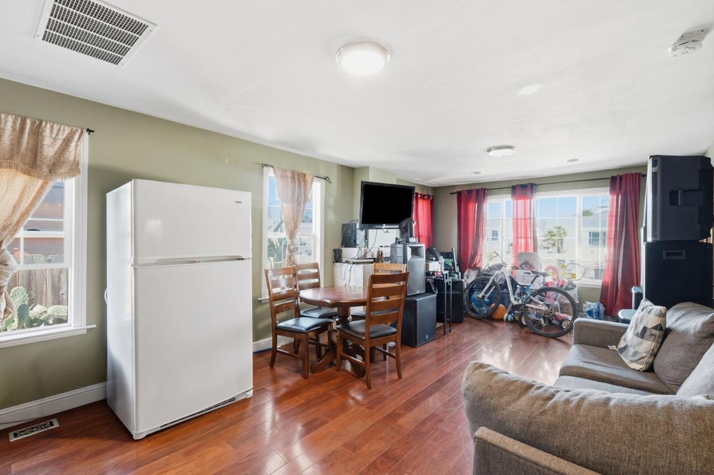 Detail Gallery Image 14 of 42 For 36 Pine St, Salinas,  CA 93901 - 5 Beds | 4 Baths