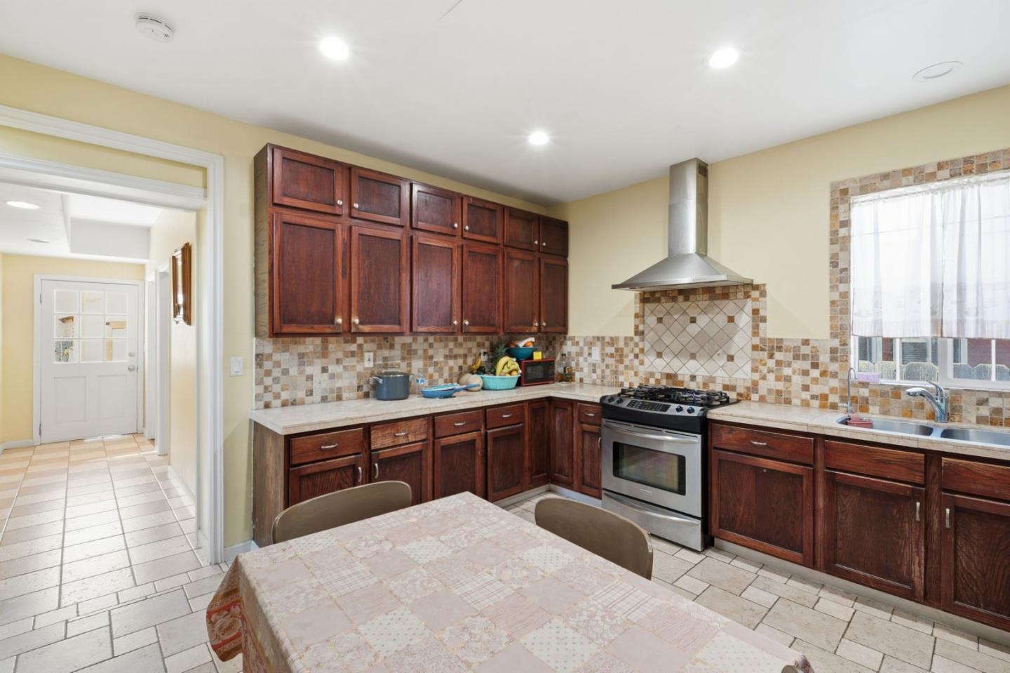 Detail Gallery Image 25 of 42 For 36 Pine St, Salinas,  CA 93901 - 5 Beds | 4 Baths