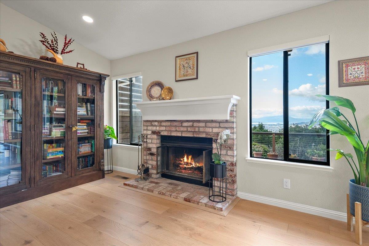 Detail Gallery Image 4 of 27 For 2225 Pinehurst Way, El Cerrito,  CA 94530 - 3 Beds | 2 Baths