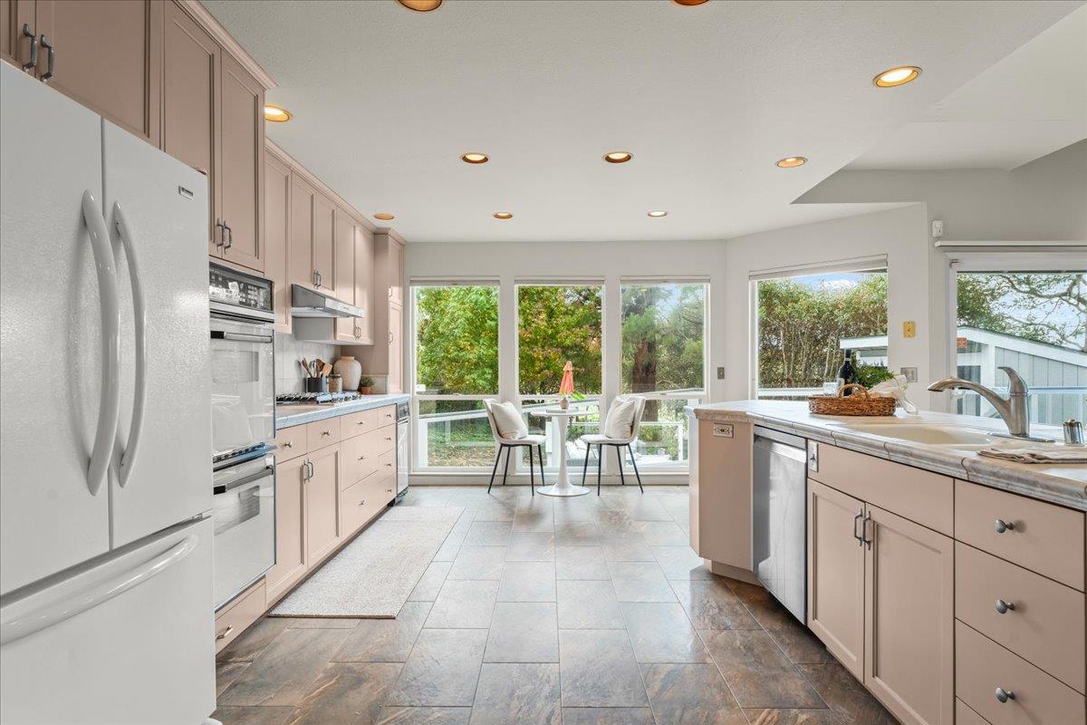 Detail Gallery Image 13 of 42 For 21 Crest Ln, La Selva Beach,  CA 95076 - 4 Beds | 3 Baths