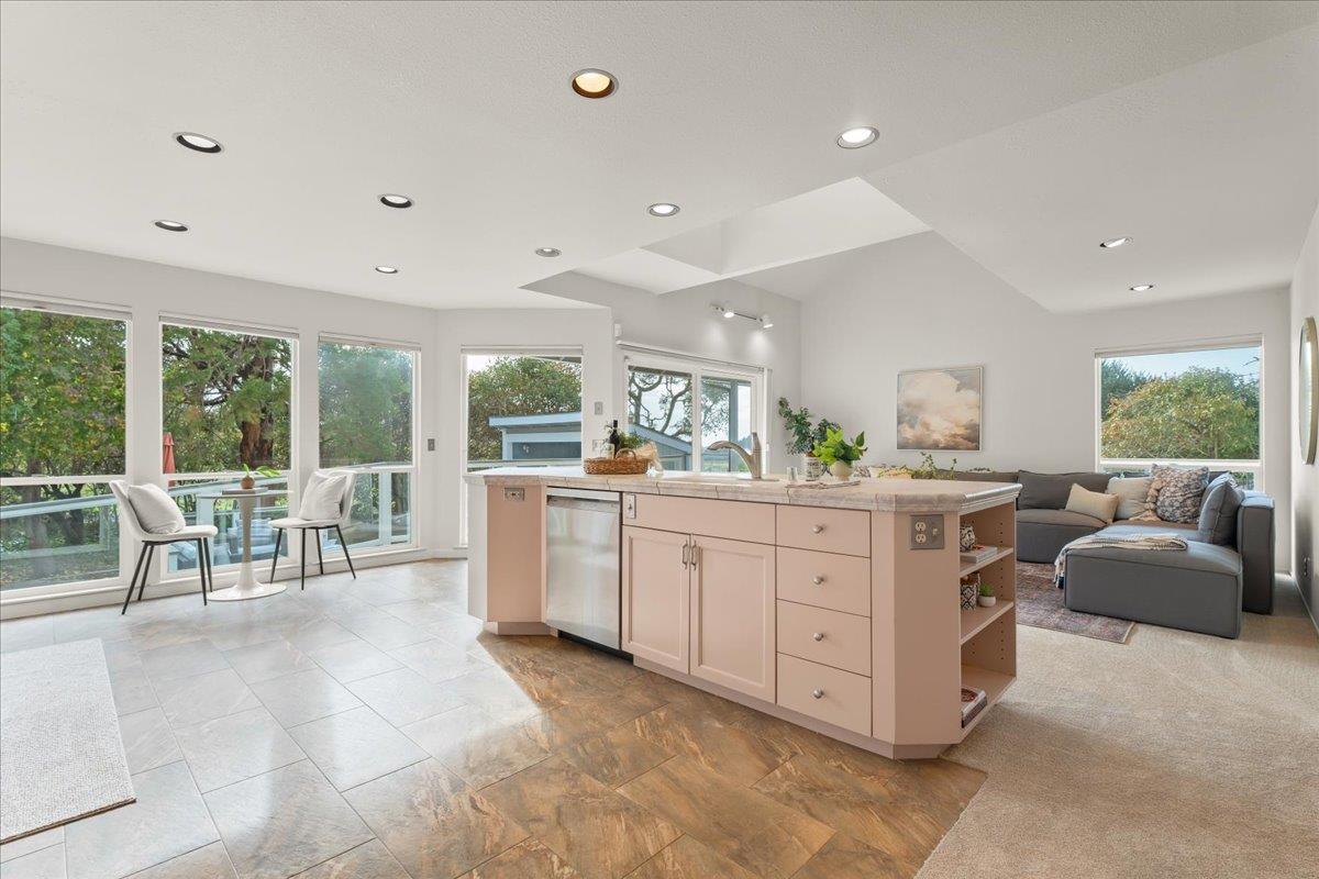 Detail Gallery Image 15 of 42 For 21 Crest Ln, La Selva Beach,  CA 95076 - 4 Beds | 3 Baths