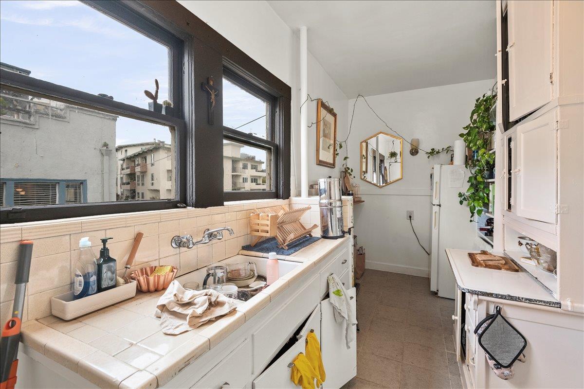 Detail Gallery Image 8 of 18 For 570 Grand Ave, Oakland,  CA 94610 - – Beds | – Baths