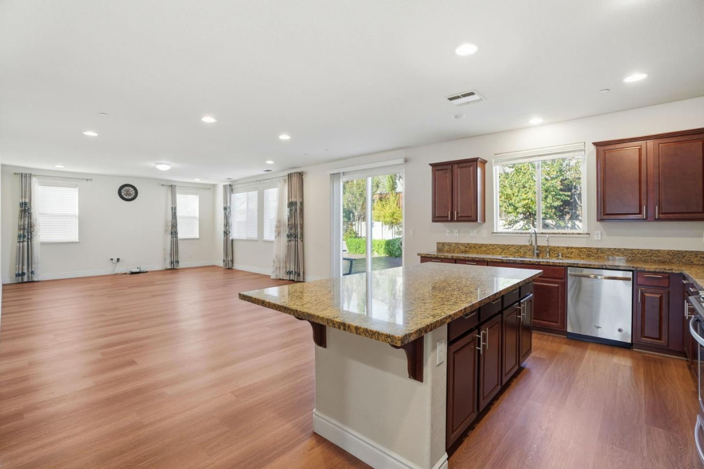 Detail Gallery Image 7 of 24 For 665 Molera Ave, Soledad,  CA 93960 - 6 Beds | 2/1 Baths