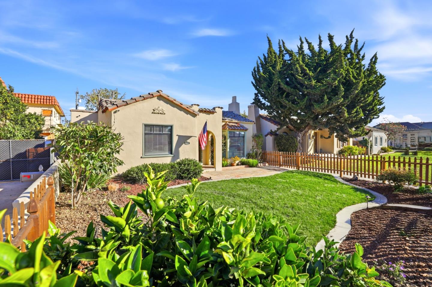 Detail Gallery Image 4 of 36 For 16 Orange Dr, Salinas,  CA 93901 - 2 Beds | 2 Baths