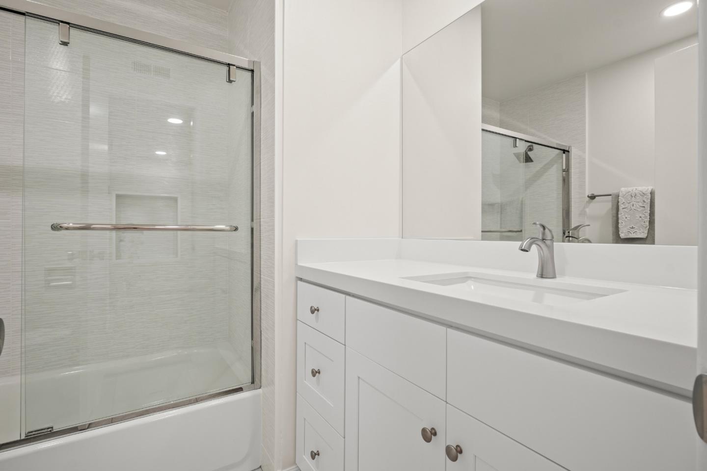 Detail Gallery Image 11 of 19 For 3045 Los Prados St #218,  San Mateo,  CA 94403 - 2 Beds | 2 Baths