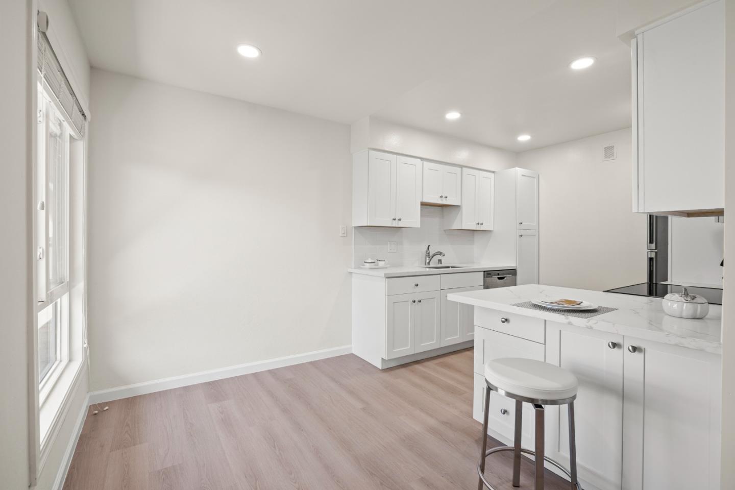 Detail Gallery Image 2 of 19 For 3045 Los Prados St #218,  San Mateo,  CA 94403 - 2 Beds | 2 Baths