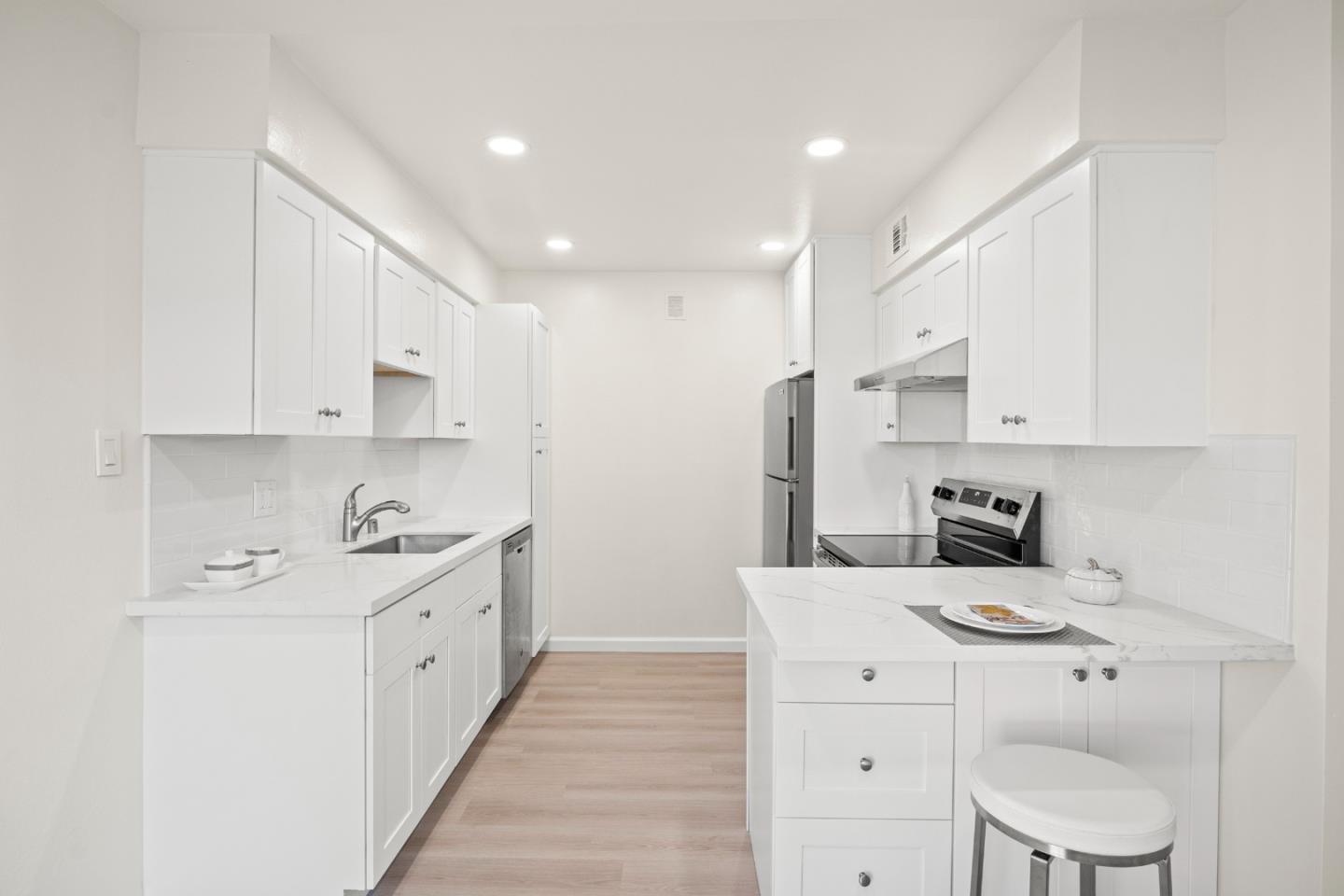 Detail Gallery Image 3 of 19 For 3045 Los Prados St #218,  San Mateo,  CA 94403 - 2 Beds | 2 Baths