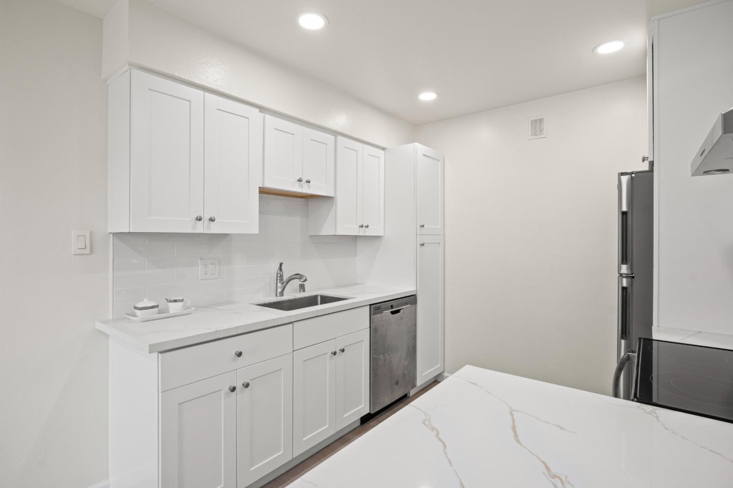 Detail Gallery Image 4 of 19 For 3045 Los Prados St #218,  San Mateo,  CA 94403 - 2 Beds | 2 Baths