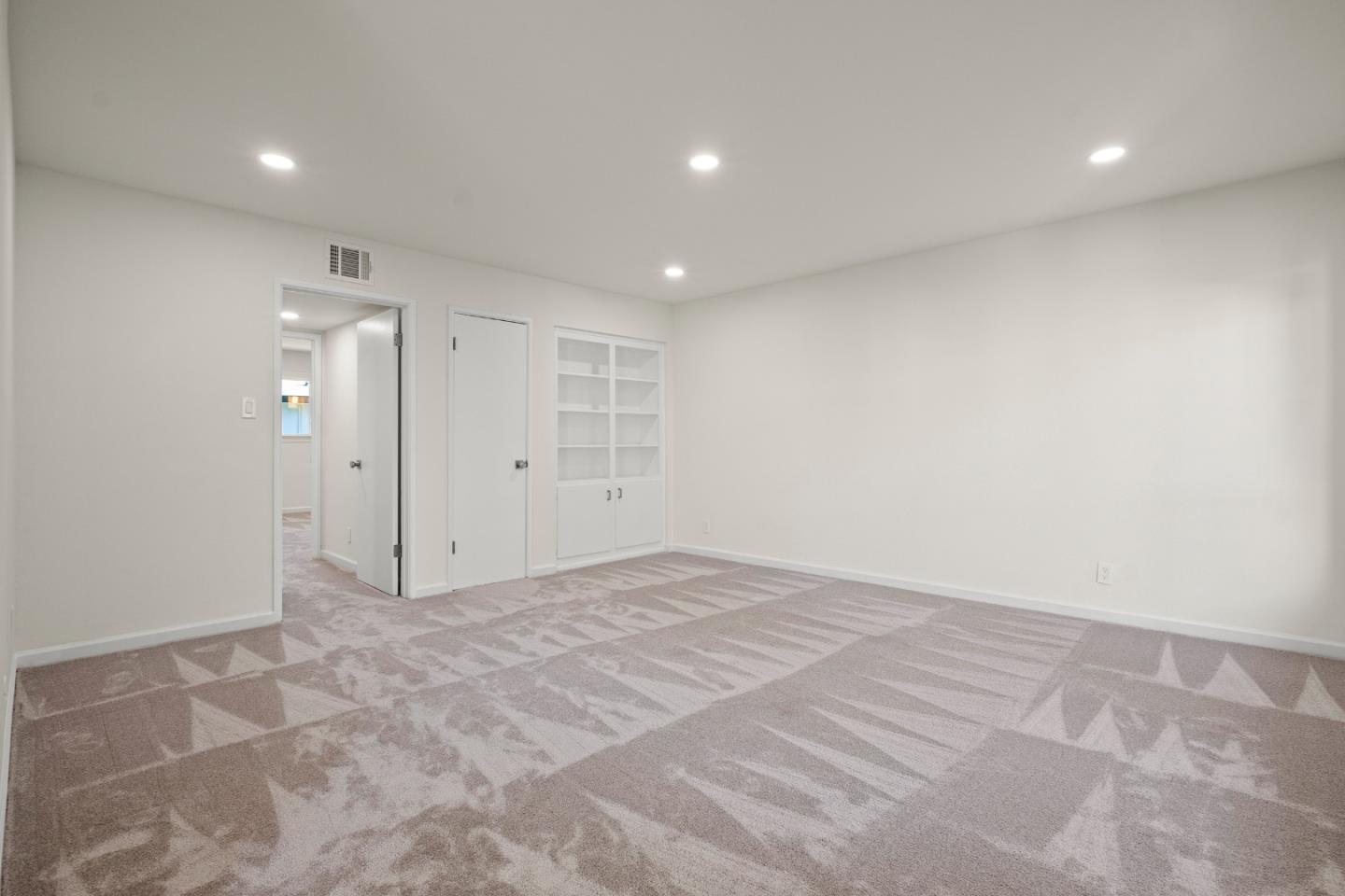 Detail Gallery Image 8 of 19 For 3045 Los Prados St #218,  San Mateo,  CA 94403 - 2 Beds | 2 Baths
