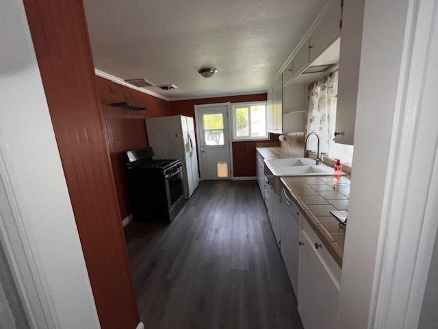 Detail Gallery Image 4 of 16 For 534 4th St, Hollister,  CA 95023 - 4 Beds | 3/1 Baths