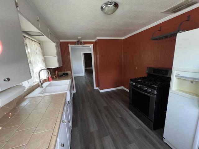 Detail Gallery Image 5 of 16 For 534 4th St, Hollister,  CA 95023 - 4 Beds | 3/1 Baths