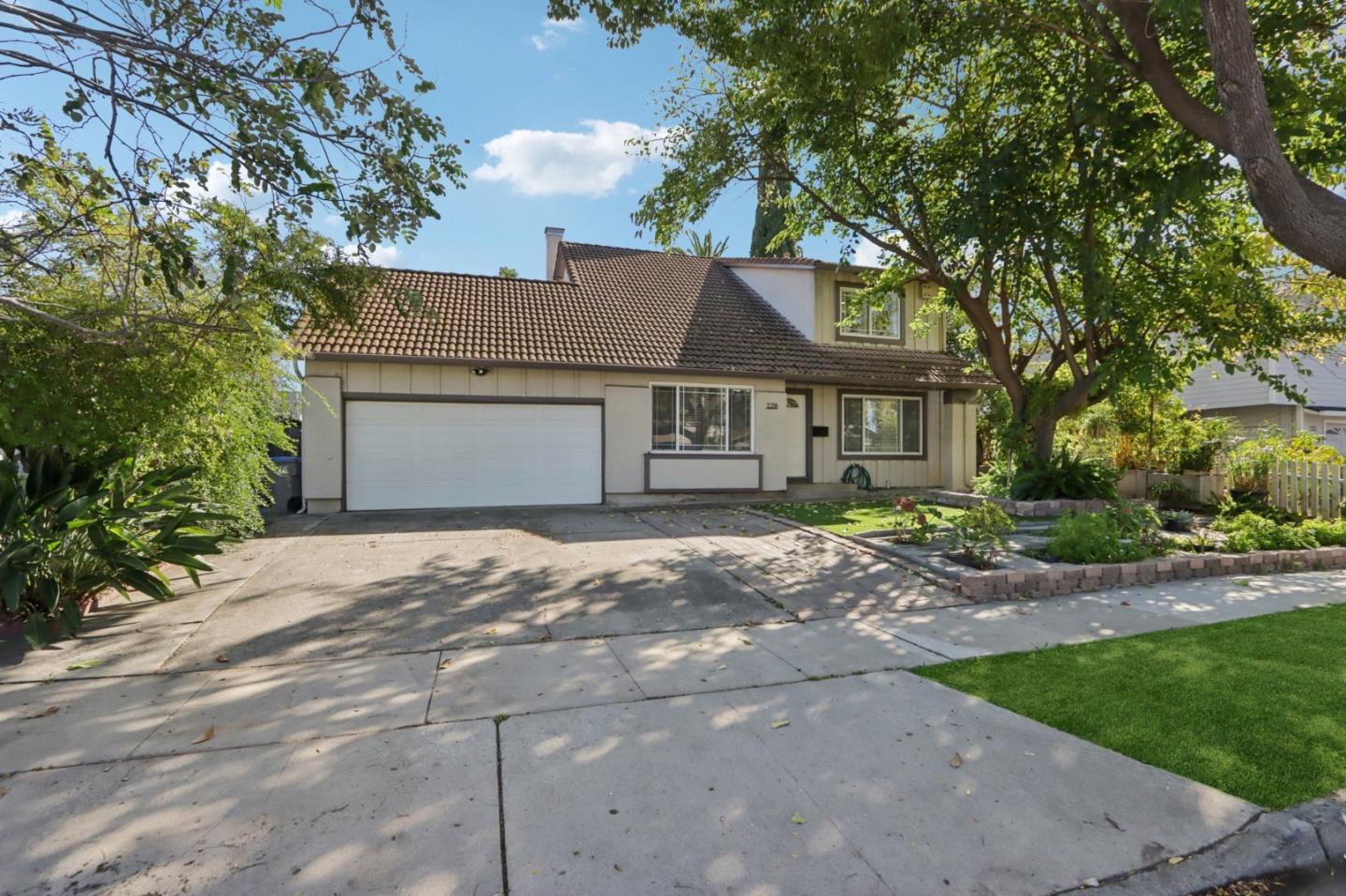 Detail Gallery Image 4 of 54 For 228 Martinvale Ln, San Jose,  CA 95119 - 4 Beds | 2/1 Baths