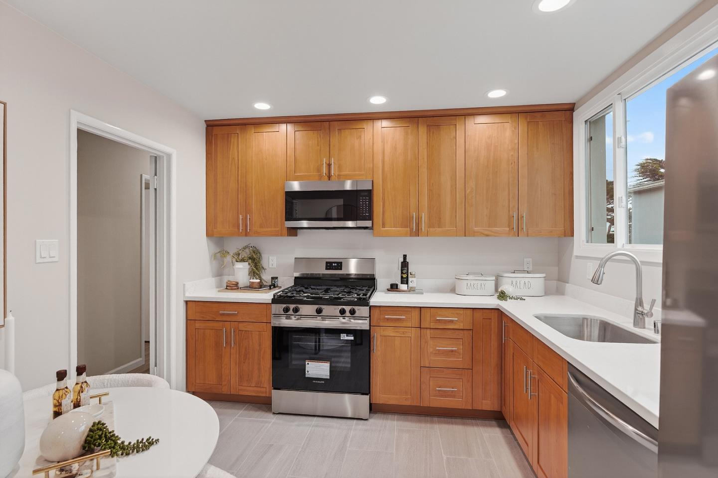 Detail Gallery Image 6 of 22 For 490 Westmoor Ave, Daly City,  CA 94015 - 3 Beds | 2/1 Baths