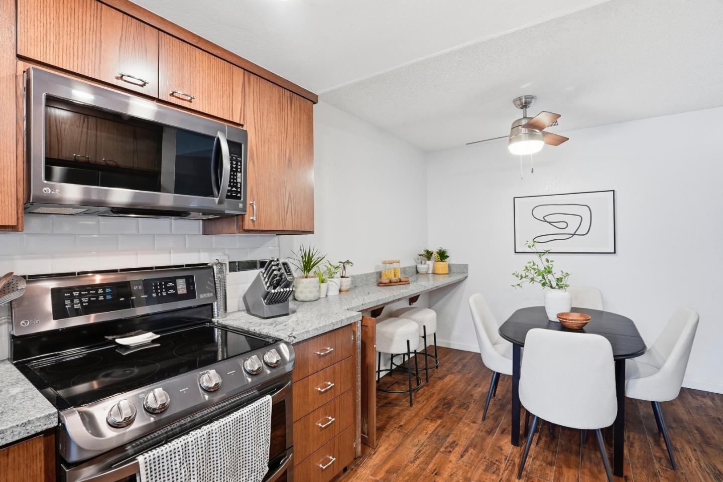 Detail Gallery Image 10 of 26 For 371 Shadow Run Dr, San Jose,  CA 95110 - 2 Beds | 2 Baths