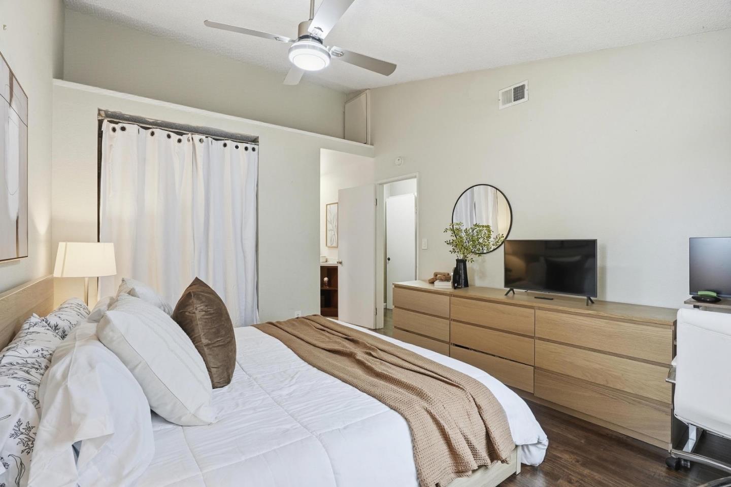 Detail Gallery Image 14 of 26 For 371 Shadow Run Dr, San Jose,  CA 95110 - 2 Beds | 2 Baths