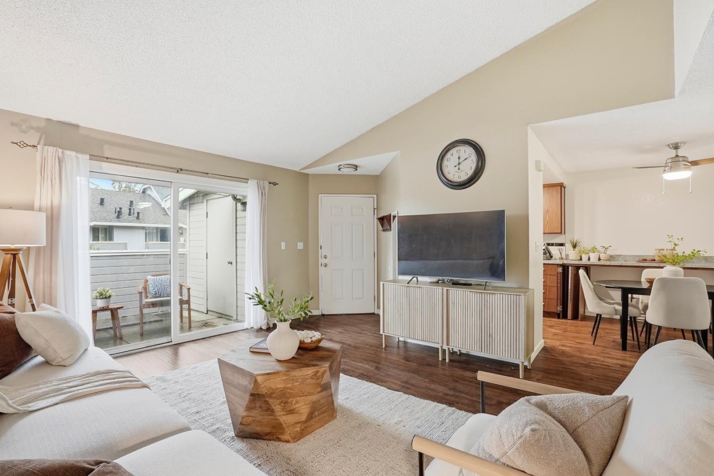 Detail Gallery Image 4 of 26 For 371 Shadow Run Dr, San Jose,  CA 95110 - 2 Beds | 2 Baths