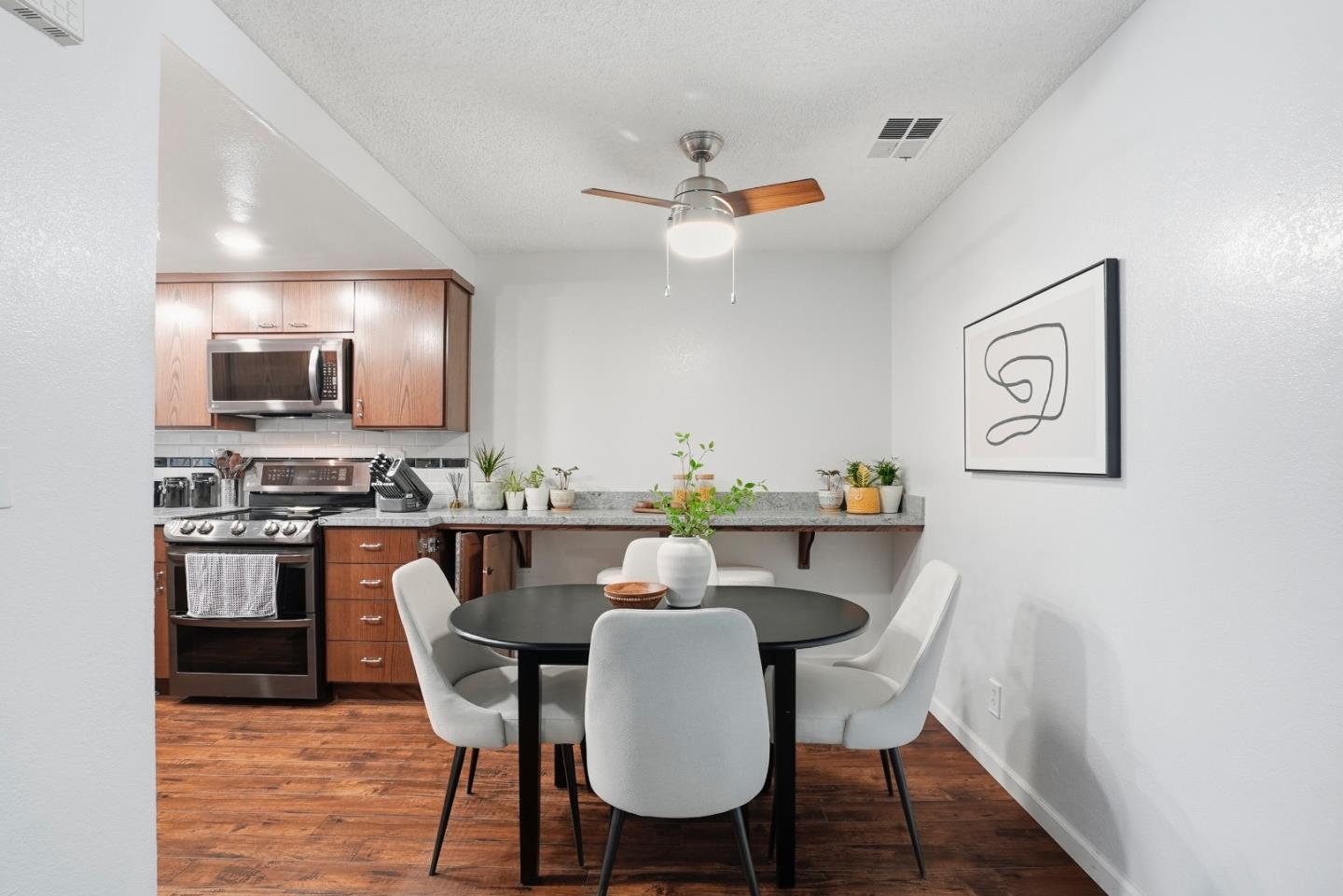 Detail Gallery Image 6 of 26 For 371 Shadow Run Dr, San Jose,  CA 95110 - 2 Beds | 2 Baths