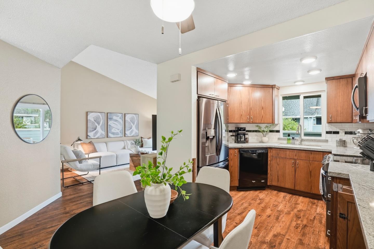 Detail Gallery Image 7 of 26 For 371 Shadow Run Dr, San Jose,  CA 95110 - 2 Beds | 2 Baths