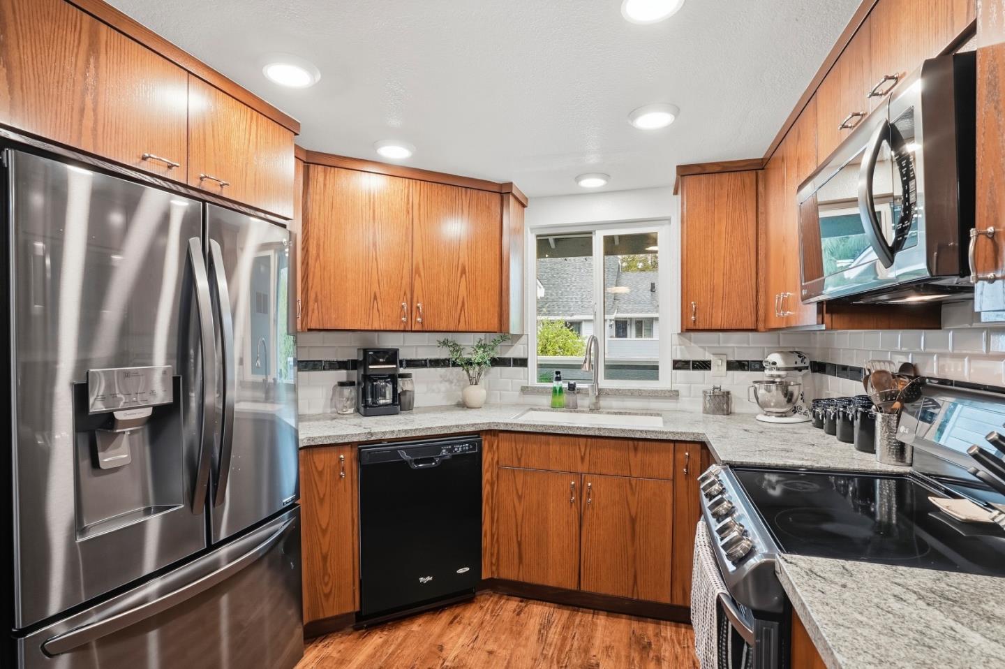 Detail Gallery Image 8 of 26 For 371 Shadow Run Dr, San Jose,  CA 95110 - 2 Beds | 2 Baths