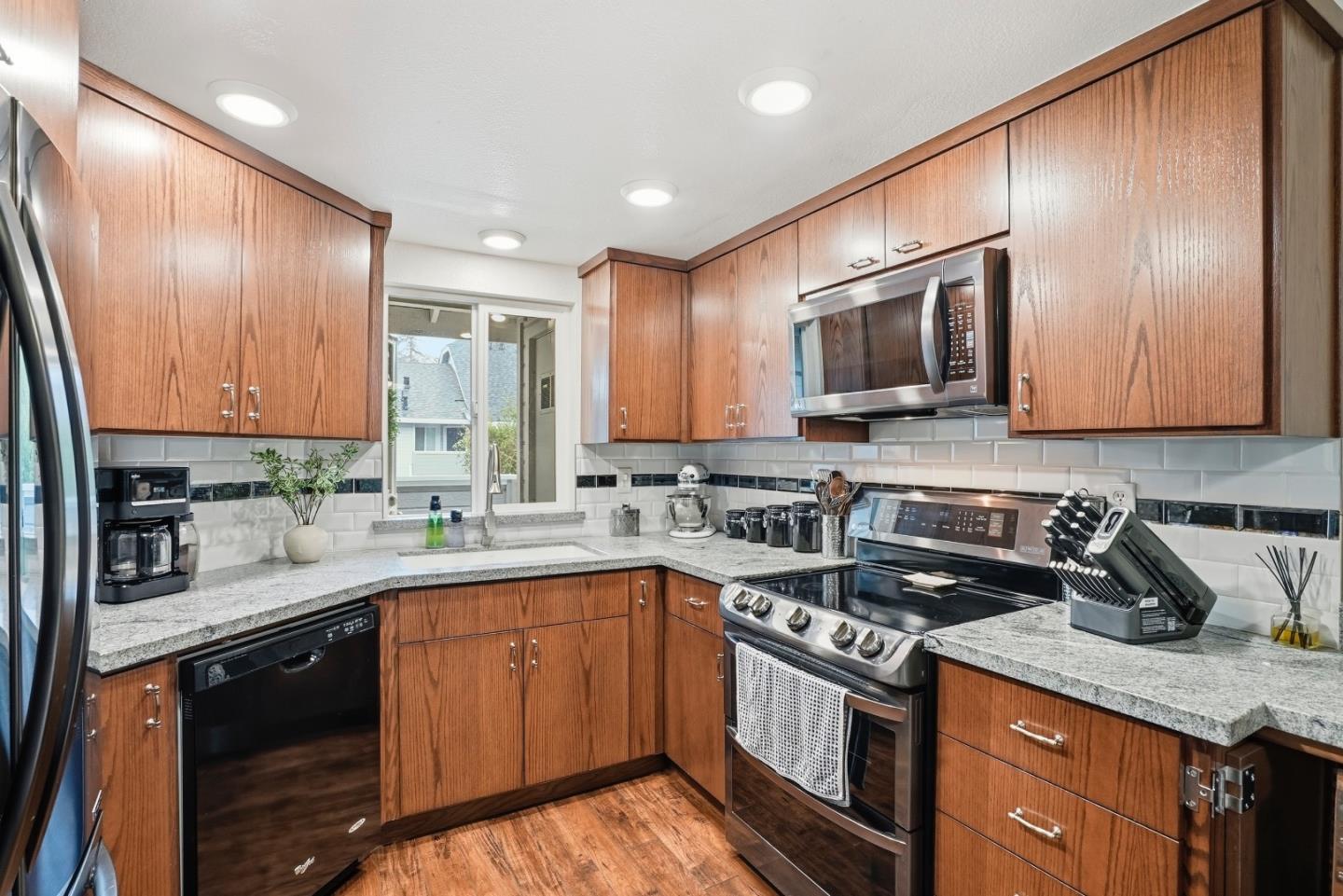 Detail Gallery Image 9 of 26 For 371 Shadow Run Dr, San Jose,  CA 95110 - 2 Beds | 2 Baths