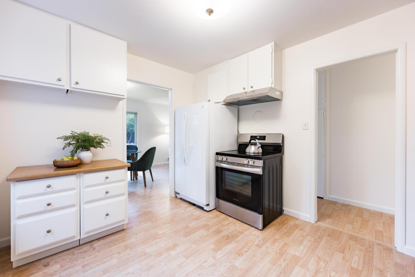 Detail Gallery Image 10 of 20 For 3165 Morris Dr, Palo Alto,  CA 94303 - 3 Beds | 1 Baths