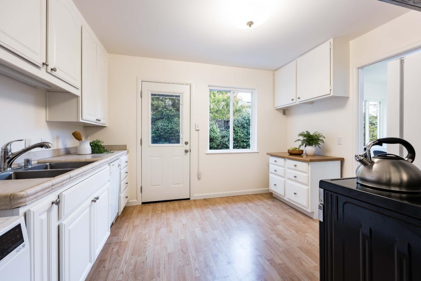 Detail Gallery Image 8 of 20 For 3165 Morris Dr, Palo Alto,  CA 94303 - 3 Beds | 1 Baths