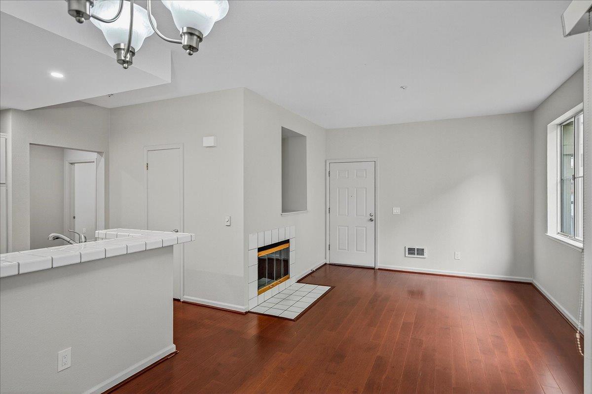 Detail Gallery Image 2 of 9 For 1253 Warren St, Redwood City,  CA 94063 - 2 Beds | 1 Baths
