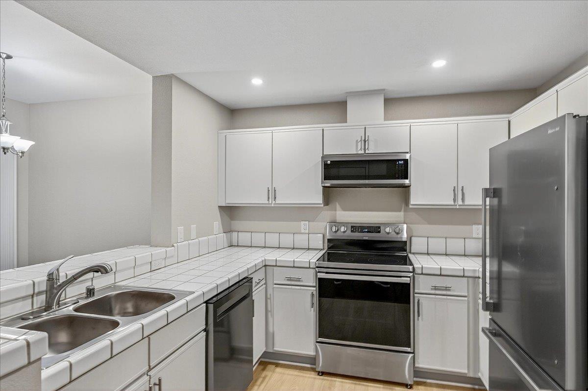 Detail Gallery Image 6 of 9 For 1253 Warren St, Redwood City,  CA 94063 - 2 Beds | 1 Baths