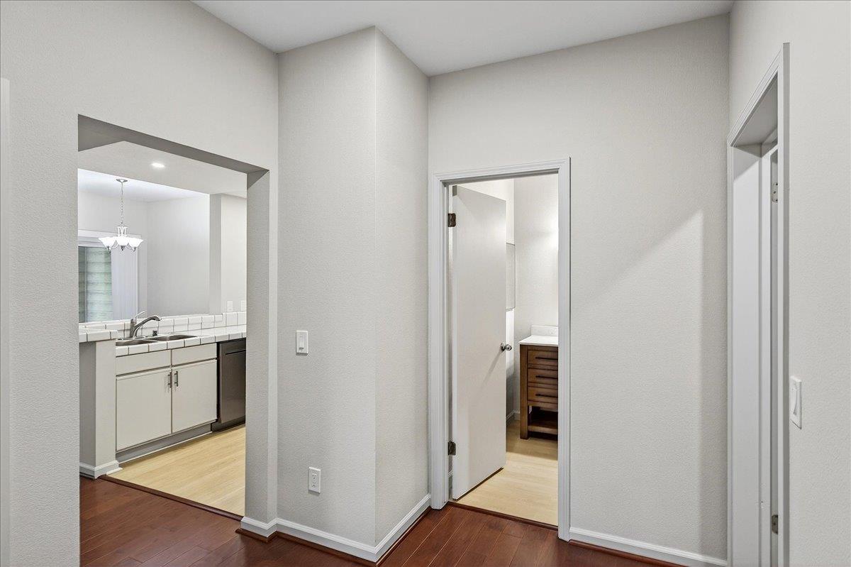 Detail Gallery Image 7 of 9 For 1253 Warren St, Redwood City,  CA 94063 - 2 Beds | 1 Baths