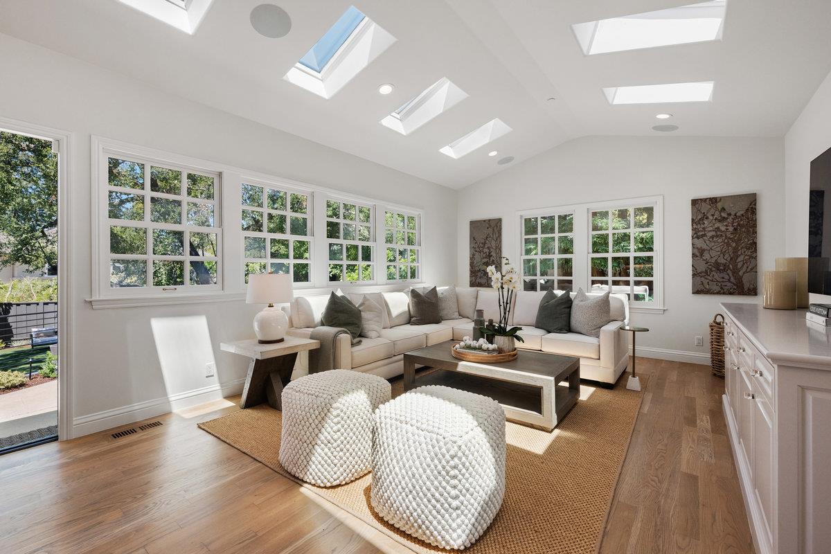 Detail Gallery Image 13 of 32 For 130 Stonehedge Rd, Hillsborough,  CA 94010 - 4 Beds | 3/1 Baths