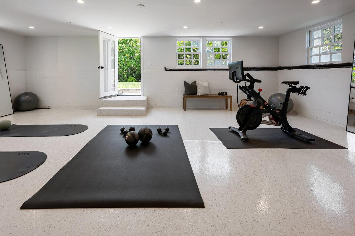 Detail Gallery Image 21 of 32 For 130 Stonehedge Rd, Hillsborough,  CA 94010 - 4 Beds | 3/1 Baths