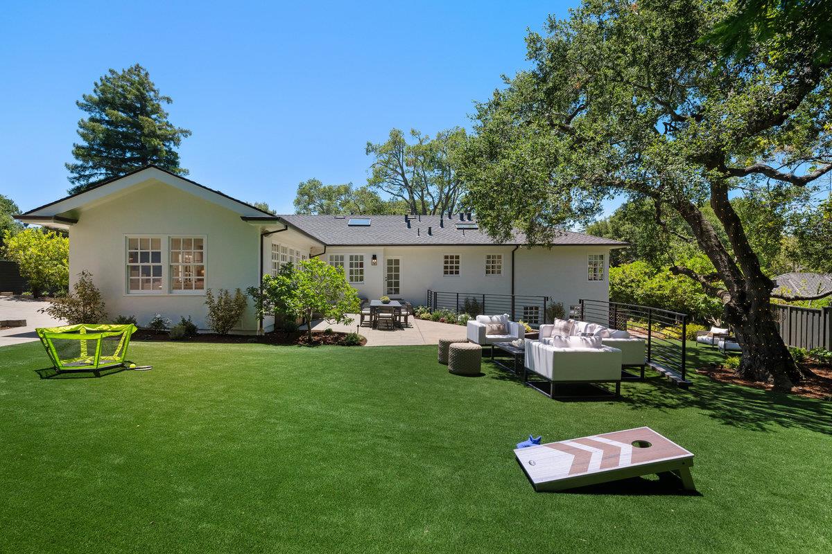 Detail Gallery Image 24 of 32 For 130 Stonehedge Rd, Hillsborough,  CA 94010 - 4 Beds | 3/1 Baths