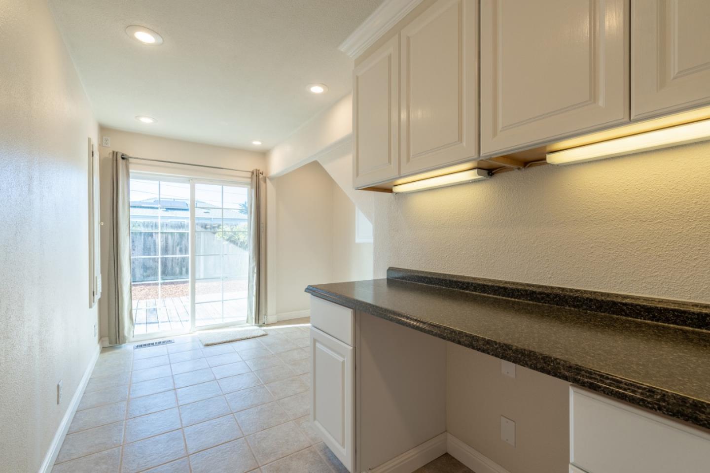 Detail Gallery Image 10 of 28 For 140 John St, Monterey,  CA 93940 - 3 Beds | 2 Baths