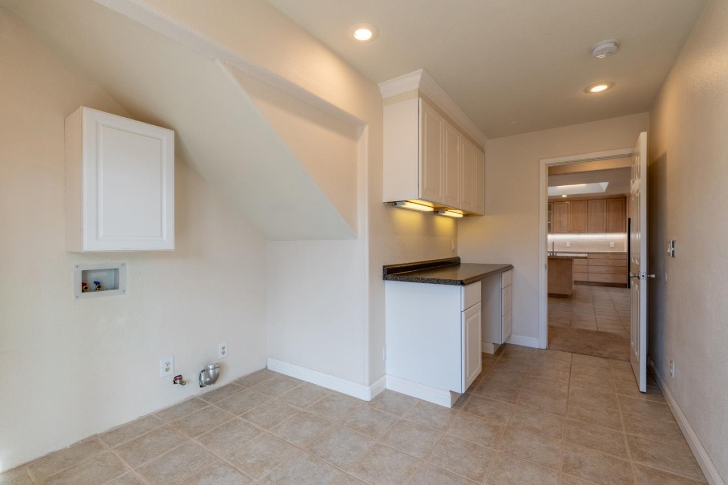 Detail Gallery Image 11 of 28 For 140 John St, Monterey,  CA 93940 - 3 Beds | 2 Baths