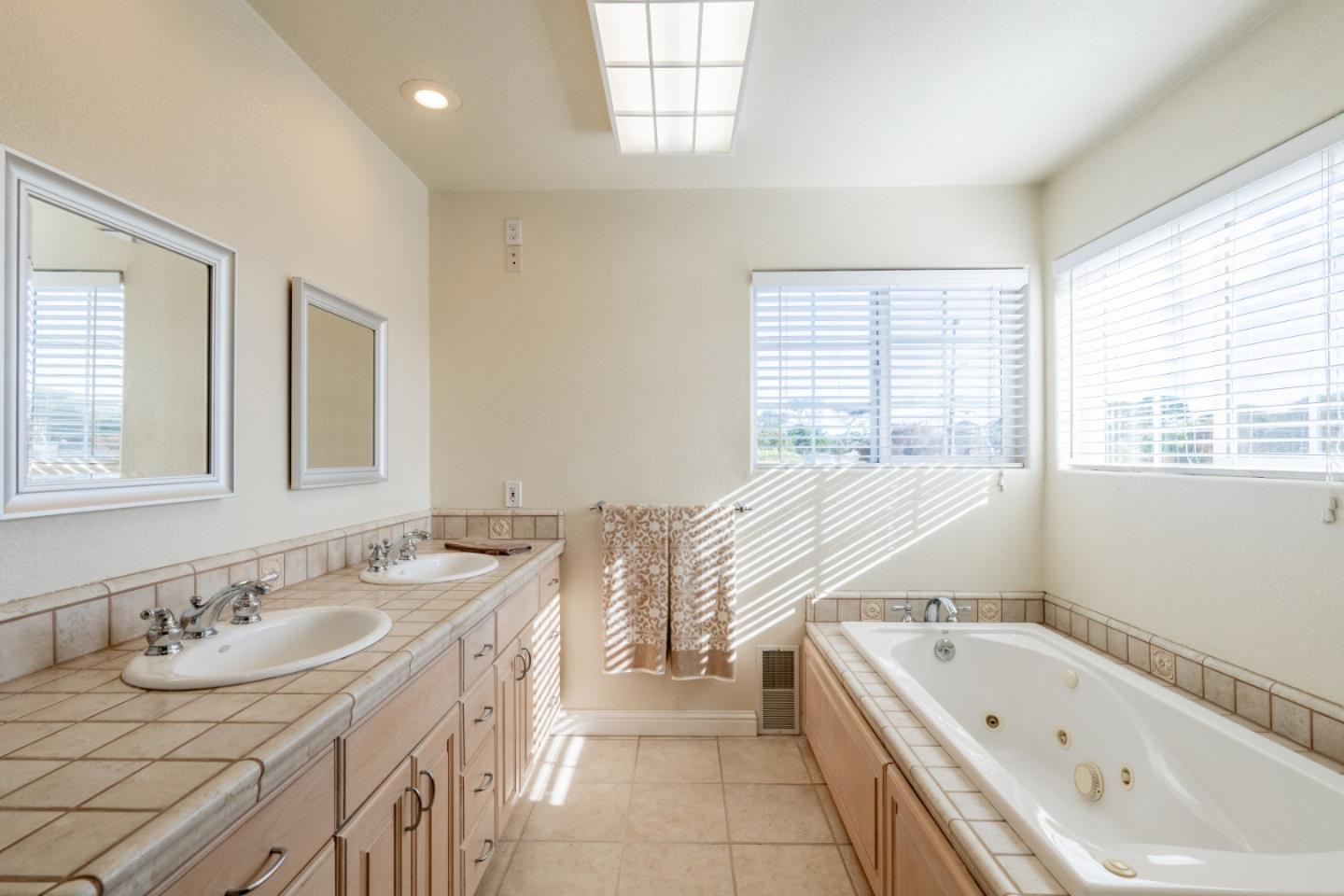 Detail Gallery Image 20 of 28 For 140 John St, Monterey,  CA 93940 - 3 Beds | 2 Baths