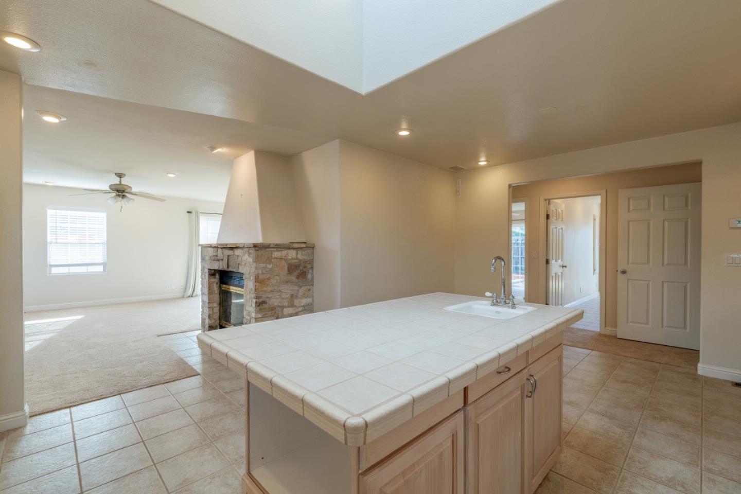 Detail Gallery Image 5 of 28 For 140 John St, Monterey,  CA 93940 - 3 Beds | 2 Baths