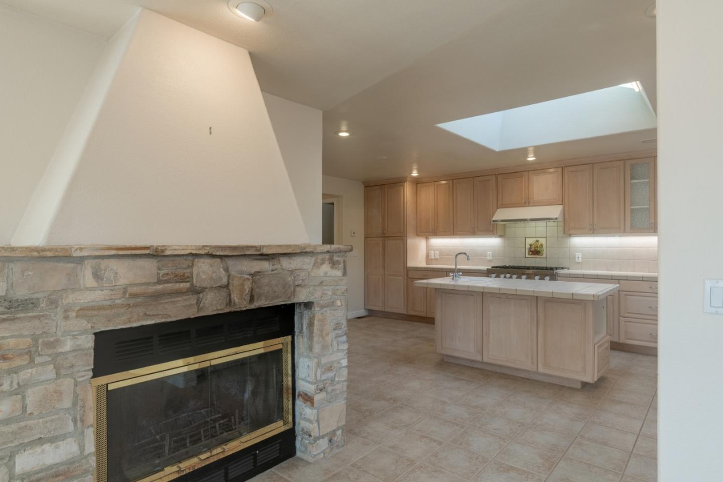 Detail Gallery Image 6 of 28 For 140 John St, Monterey,  CA 93940 - 3 Beds | 2 Baths