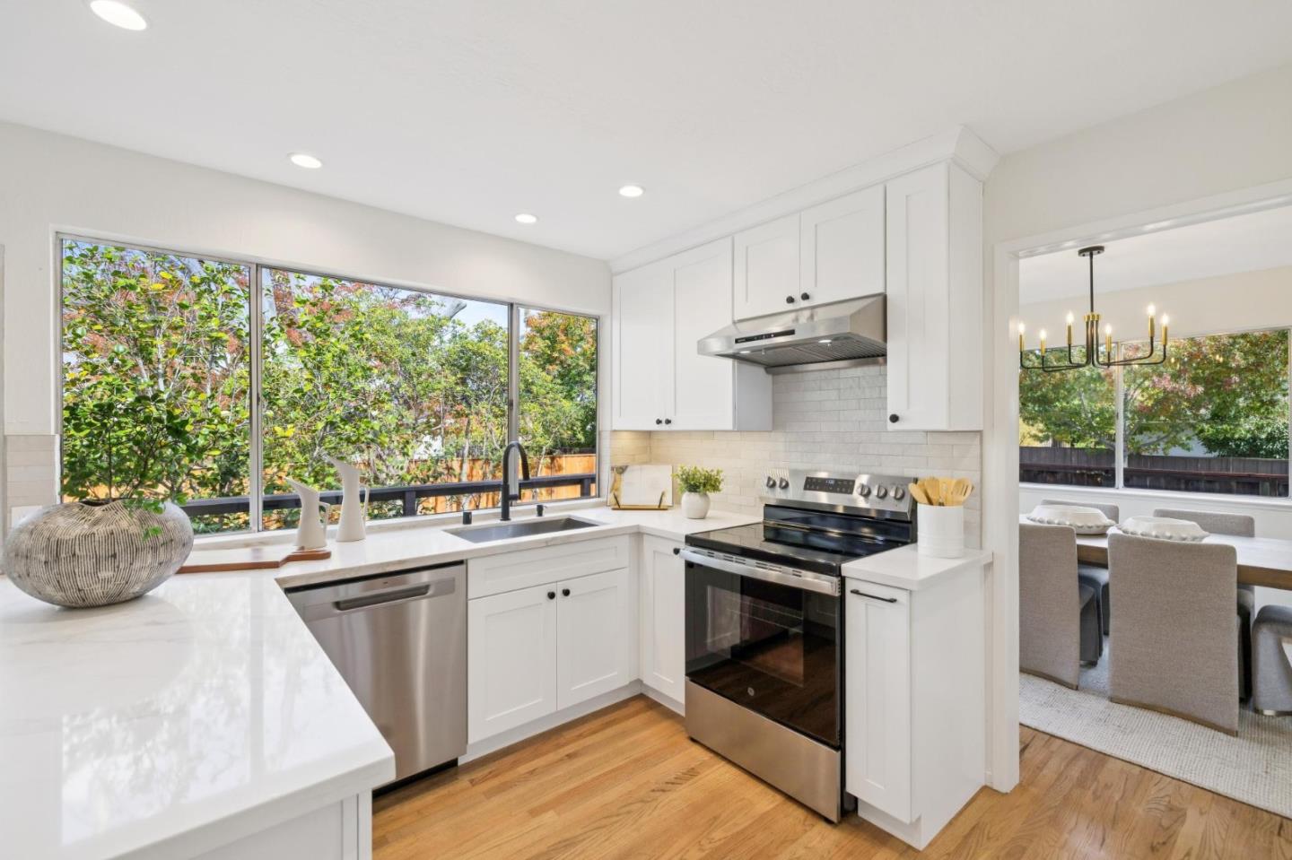 Detail Gallery Image 12 of 52 For 1133 Clydebank Ct, Sunnyvale,  CA 94087 - 4 Beds | 3 Baths