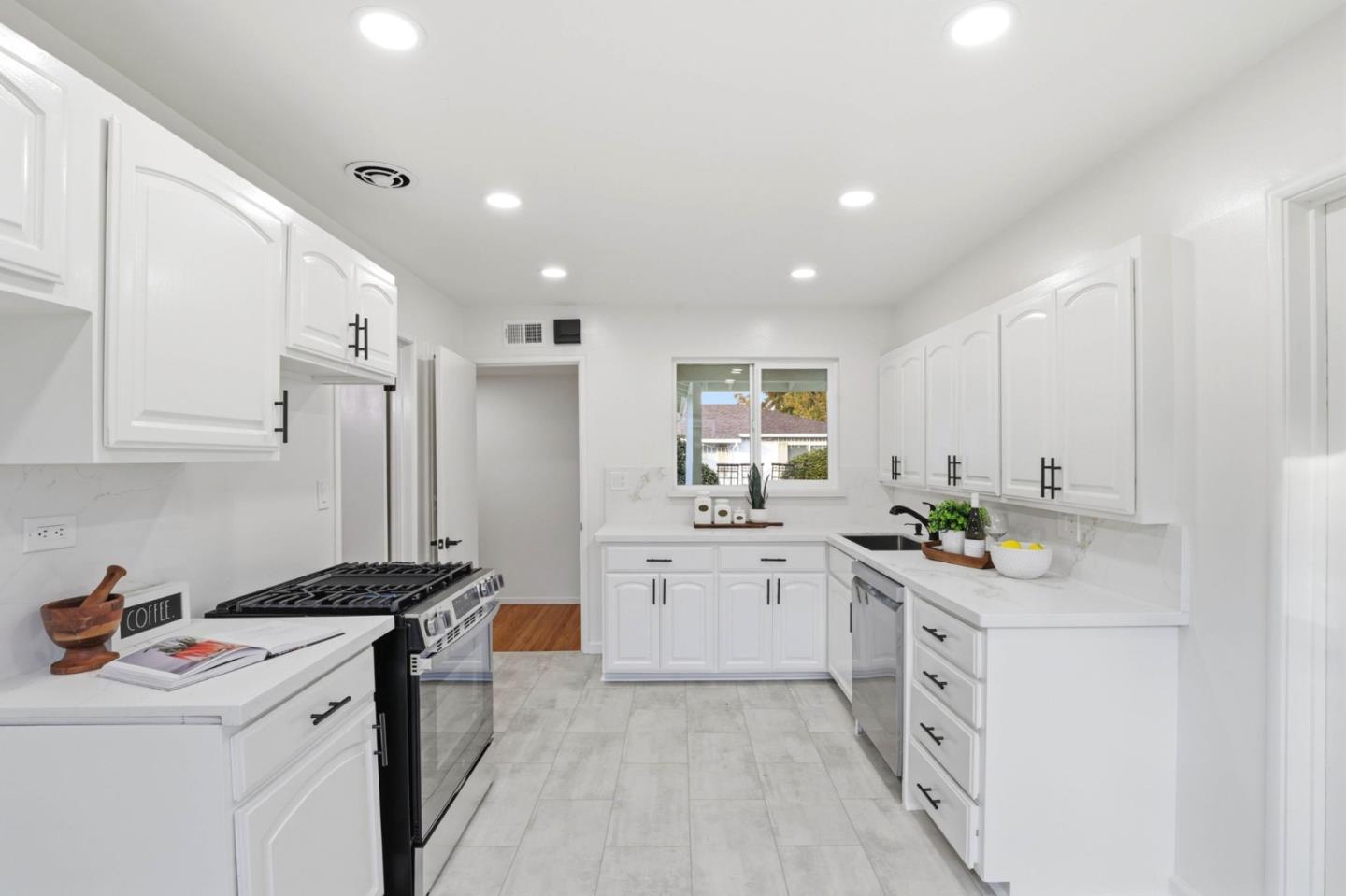 Detail Gallery Image 9 of 21 For 841 Nectarine Ave, Sunnyvale,  CA 94087 - 3 Beds | 2 Baths