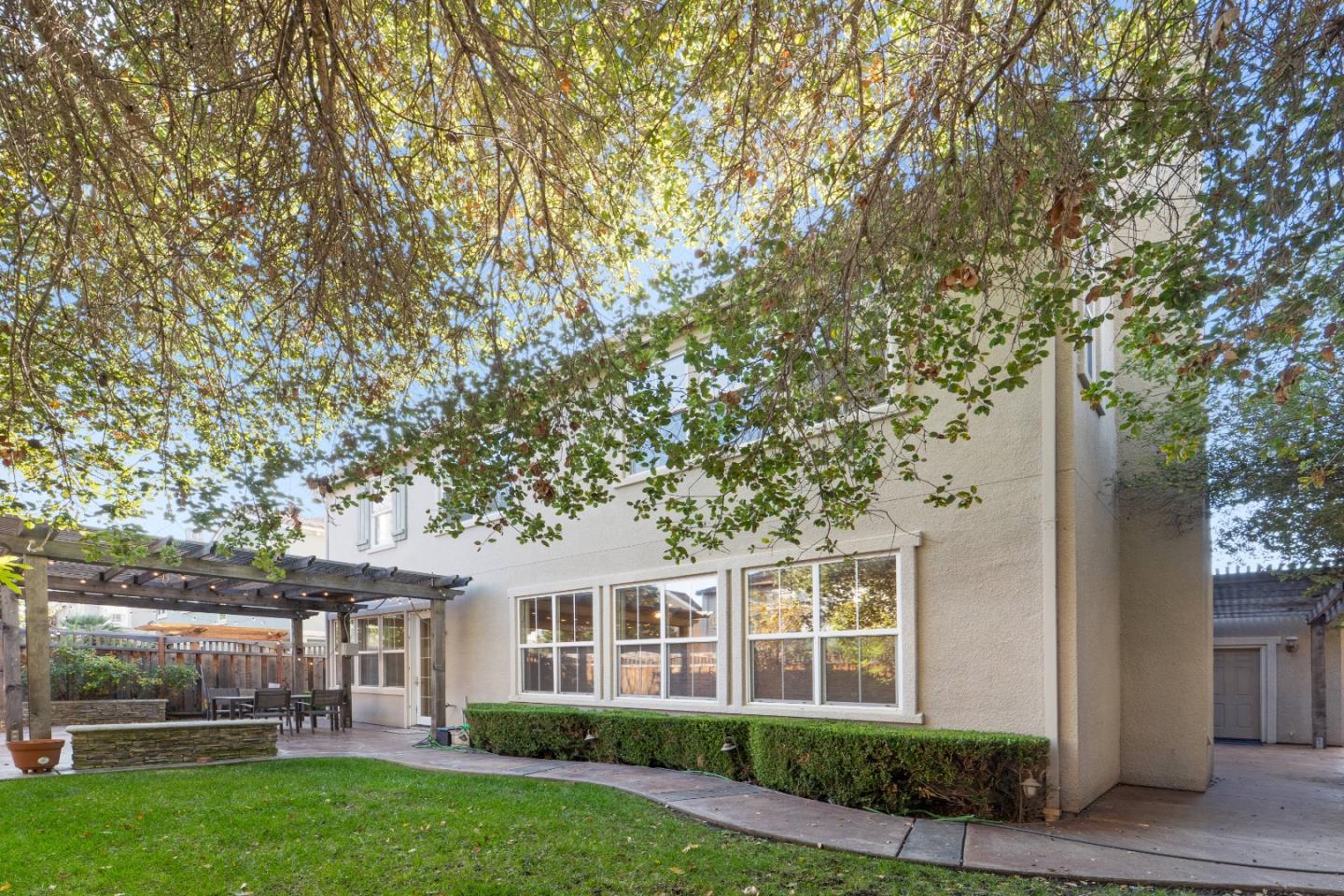 Detail Gallery Image 3 of 43 For 9652 Cooper Pl, Gilroy,  CA 95020 - 5 Beds | 3 Baths