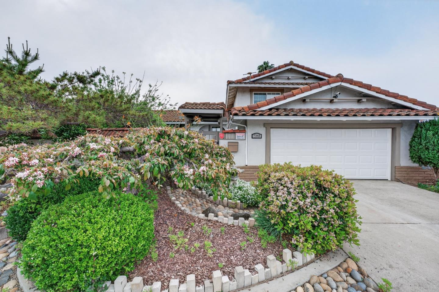 Detail Gallery Image 2 of 47 For 5342 Avenida Almendros, San Jose,  CA 95123 - 4 Beds | 3 Baths