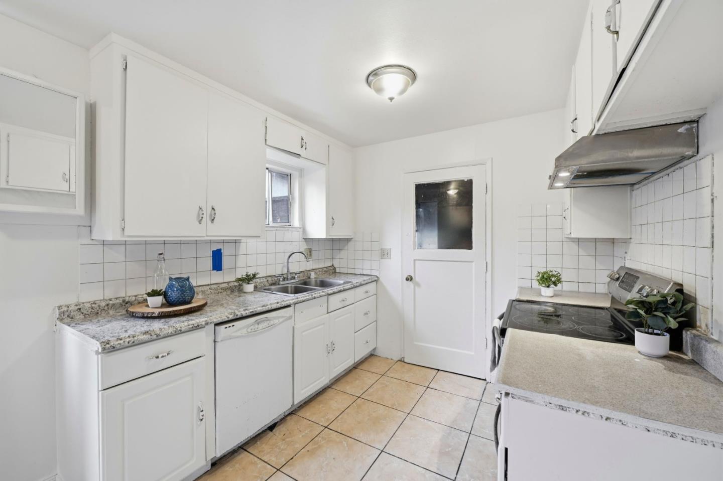 Detail Gallery Image 10 of 35 For 866 Mccreery Ave, San Jose,  CA 95116 - 5 Beds | 3 Baths