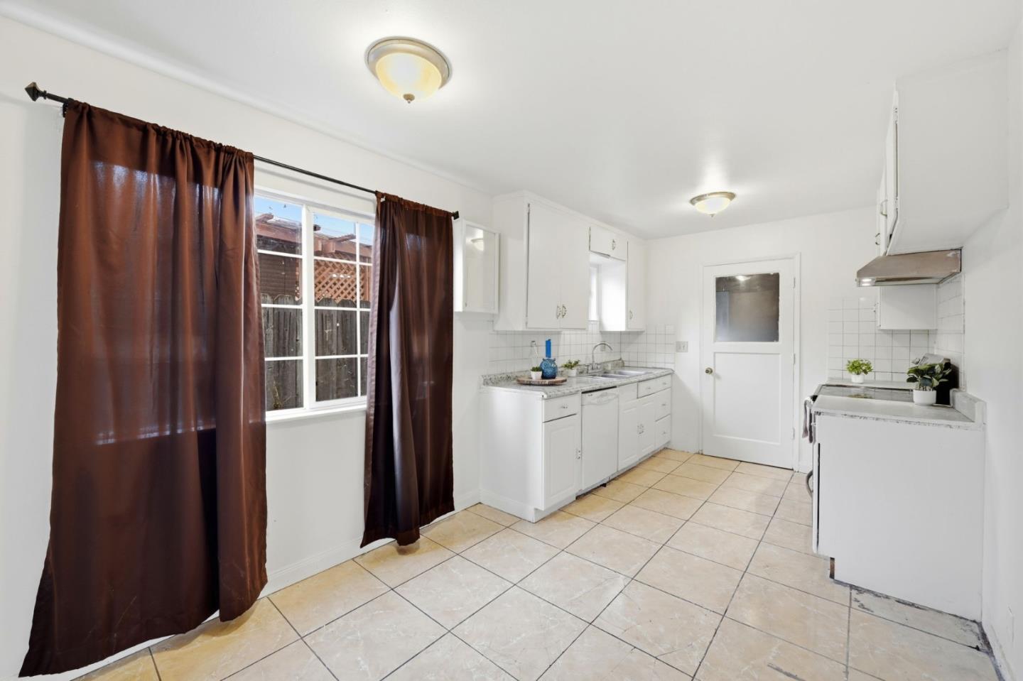 Detail Gallery Image 8 of 35 For 866 Mccreery Ave, San Jose,  CA 95116 - 5 Beds | 3 Baths