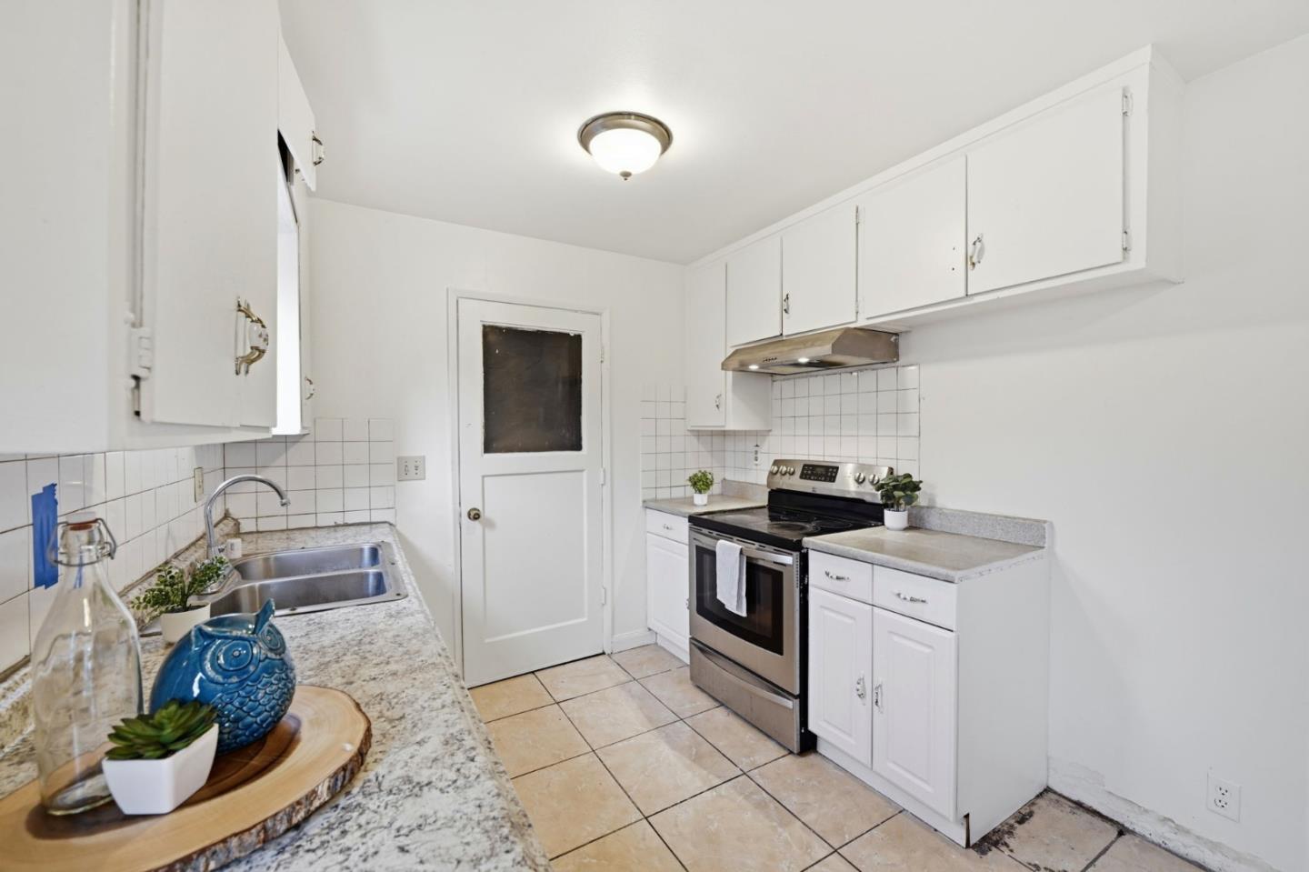 Detail Gallery Image 9 of 35 For 866 Mccreery Ave, San Jose,  CA 95116 - 5 Beds | 3 Baths