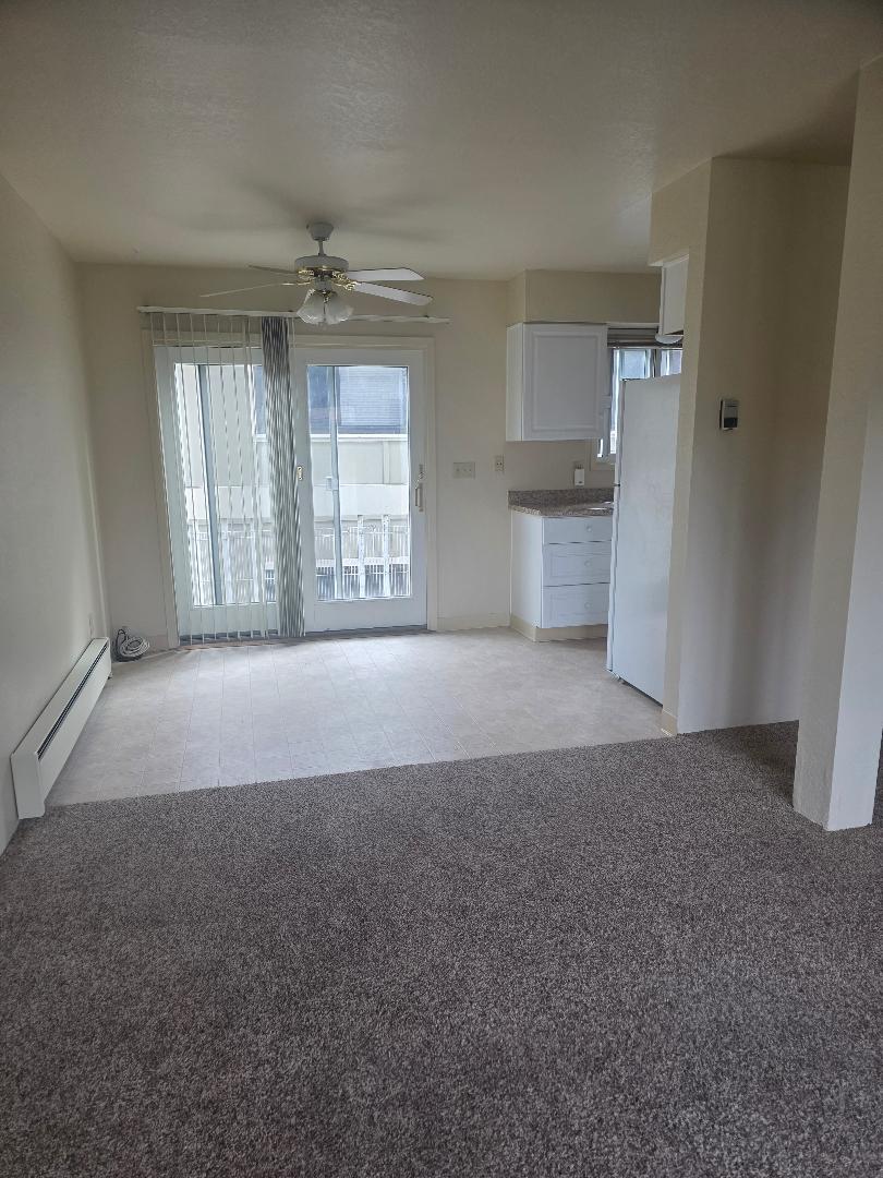 Detail Gallery Image 8 of 15 For 420 Dela Vina Ave #2,  Monterey,  CA 93940 - 2 Beds | 2 Baths