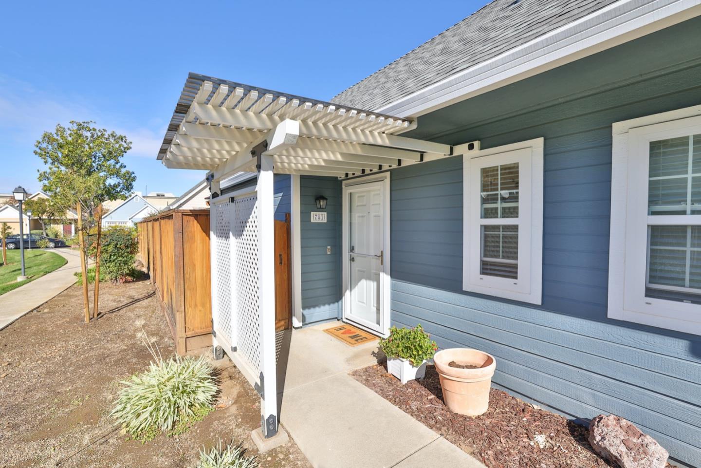 Detail Gallery Image 4 of 38 For 741 Lilly Ln, Morgan Hill,  CA 95037 - 2 Beds | 2 Baths